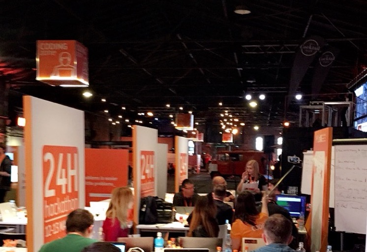 Zespoły pracujące podczas 24-godzinnego hackathonu w dużej hali