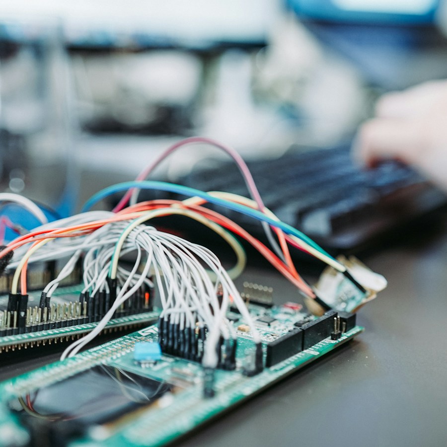 Elektronika z okablowaniem na stole warsztatowym