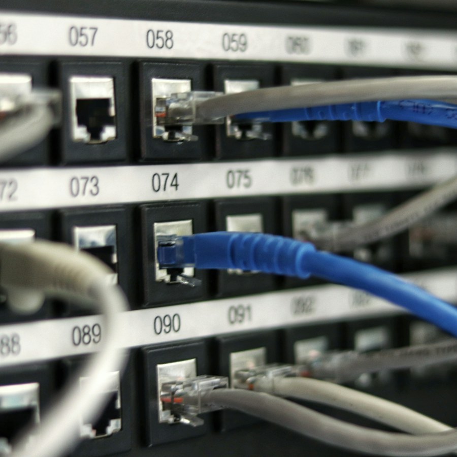 Kable sieciowe wpięte w szafę krosowniczą